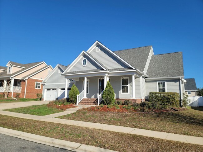 Building Photo - STUNNING Southwood 4/3.5 w/ Office, Spa Tub, Granite Counter, Fenced Yard, Lawn Maintenance, Wash...