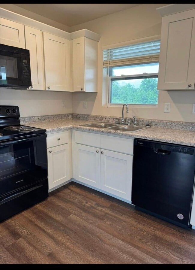 Building Photo - 323 Cedar Cove Ln