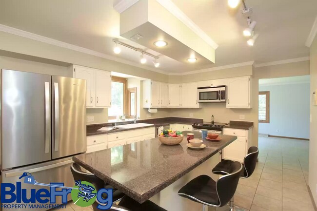 Building Photo - 708 Meadowbrook Ln