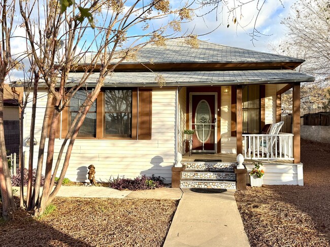 Building Photo - Charming 3-Bedroom Home in the Heart of Downtown Kingman – Partially Furnished