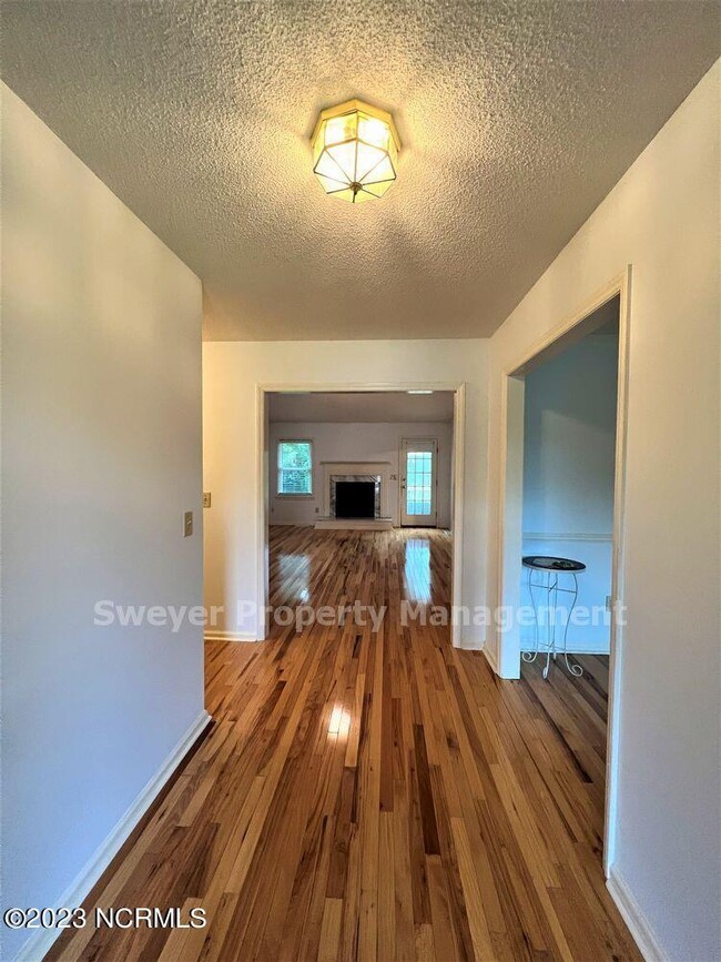 Building Photo - 3134 McKinnon Dr