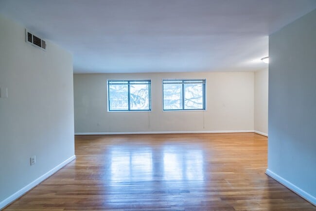Rare Large Efficiency (552 Sq Ft) Close To... - Rare Large Efficiency (552 Sq Ft) Close To... House
