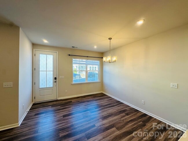 Foto del edificio - 5851 Strathmore Ct