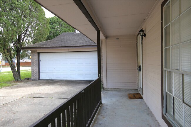 Foto del edificio - 15670 Pebble Lake Dr