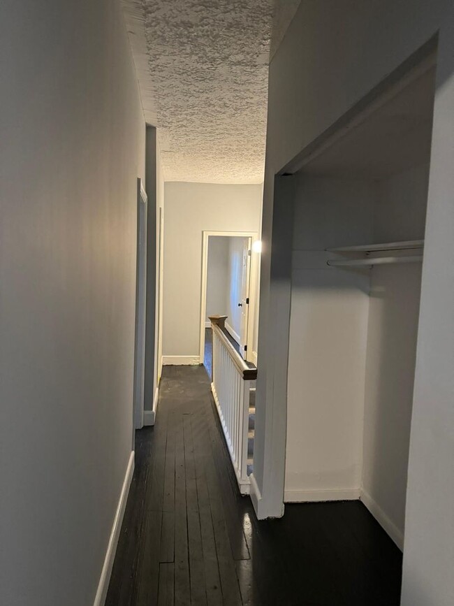 Foto del edificio - Three Bedroom One Bathroom Ready For ASAP ...