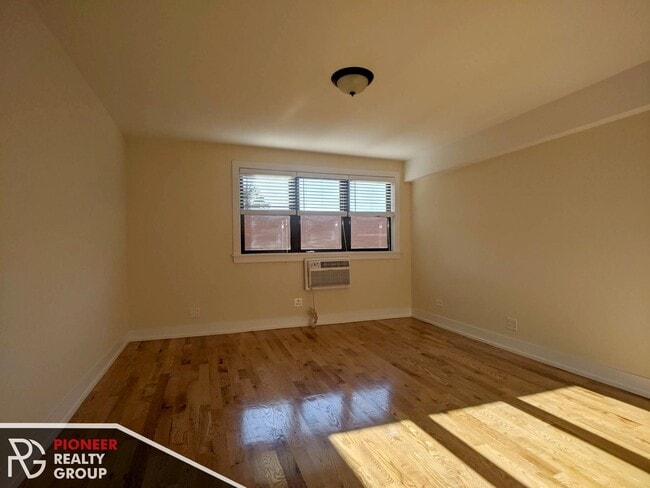 Building Photo - 563 W Arlington Pl