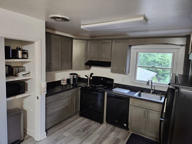 Foto del edificio - 817 Huntington Rd