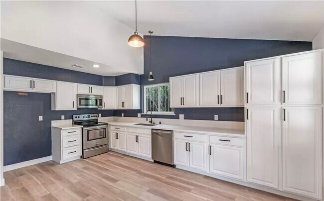 Building Photo - Beautifully Remodeled 5-Bedroom Home Near ...