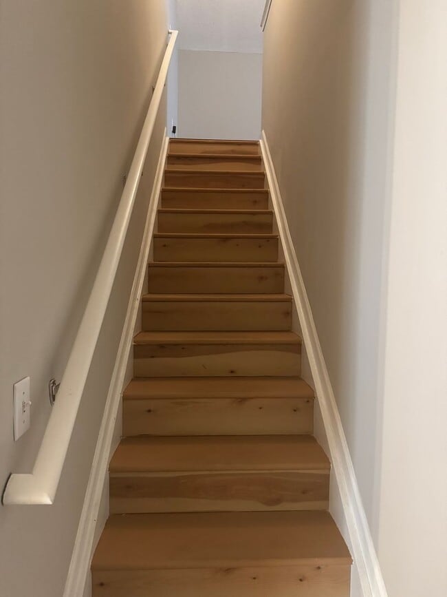 Building Photo - Great Price and location!