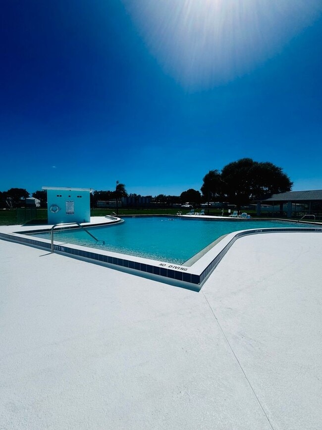 Building Photo - Welcome to your Florida retirement dream in desirable Hollywood Estates.