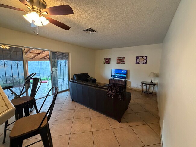 Foto del edificio - 8119 W Glenrosa Ave