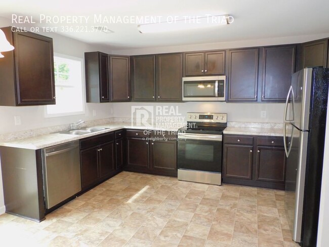 Building Photo - Beautiful 4BR/2.5BA in Kernersville!