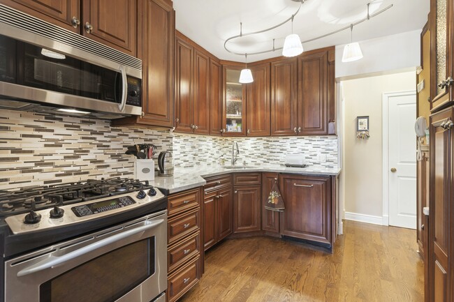 Building Photo - Pristine spacious two bedroom home!