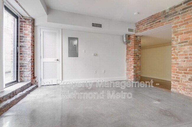 Building Photo - 1321 1/2 E. Main St.