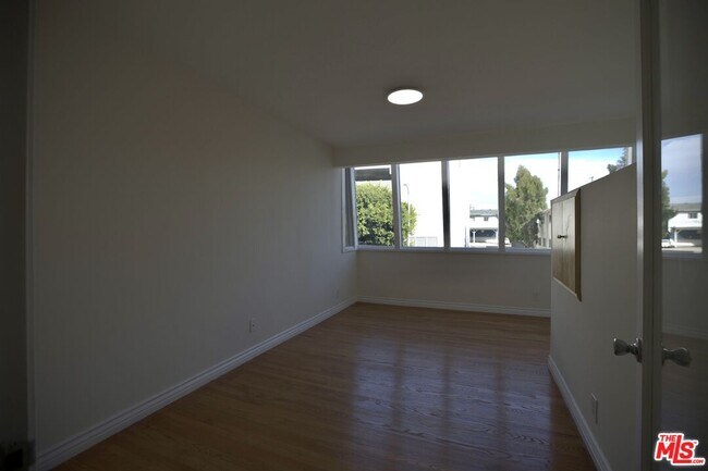 Building Photo - 1233 Barry Ave