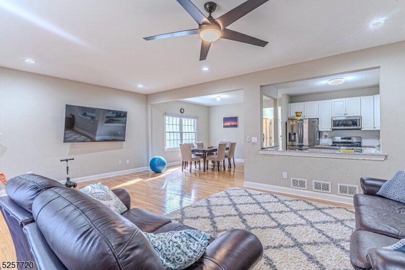 Foto principal - 305 Raymound Blvd