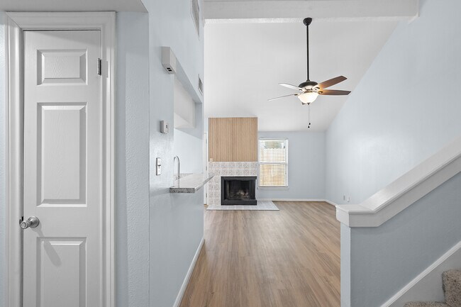 Foto del edificio - 105 Maplewood Dr