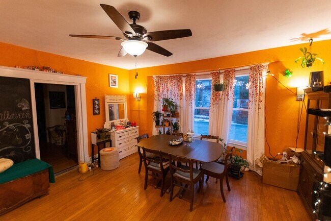 Foto del edificio - Huge sunny vintage 4bedroom apartment