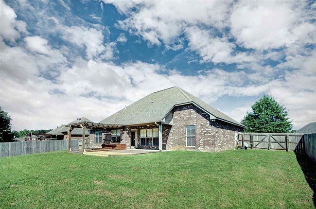 Building Photo - 105 Creekside Dr