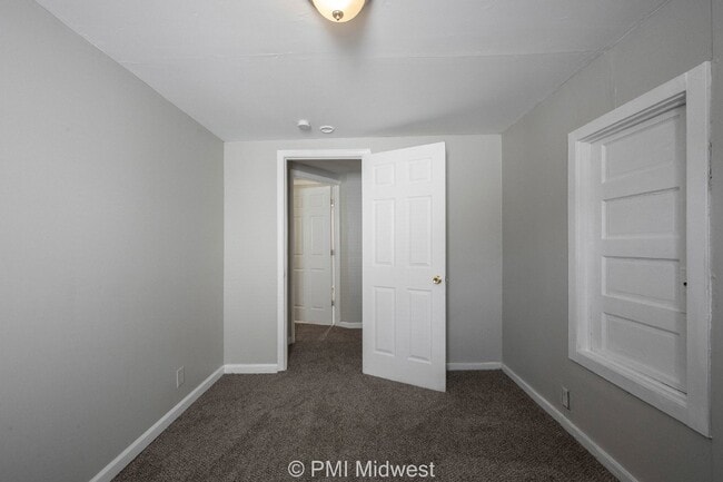 Building Photo - Charming 3-Bedroom Duplex with 2 Full Bath...