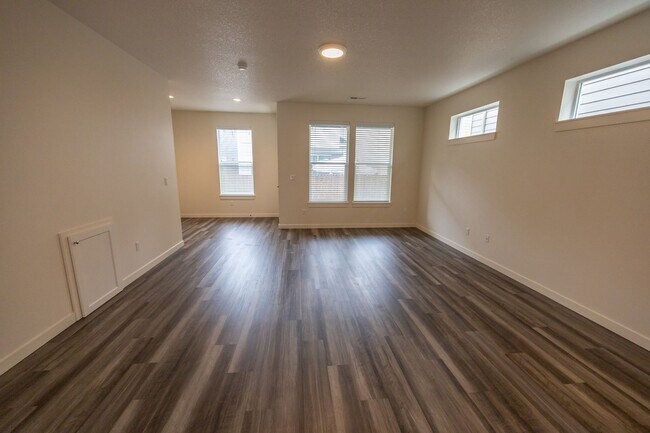 Building Photo - Three Bedroom Home in Ridgefield