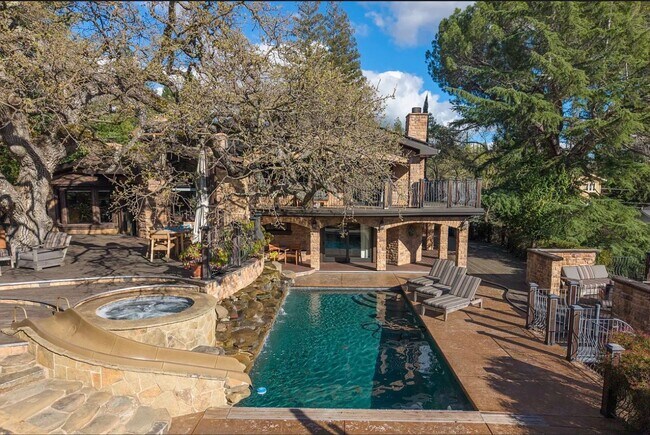 Building Photo - 6 Bed 4 Bath In Alamo