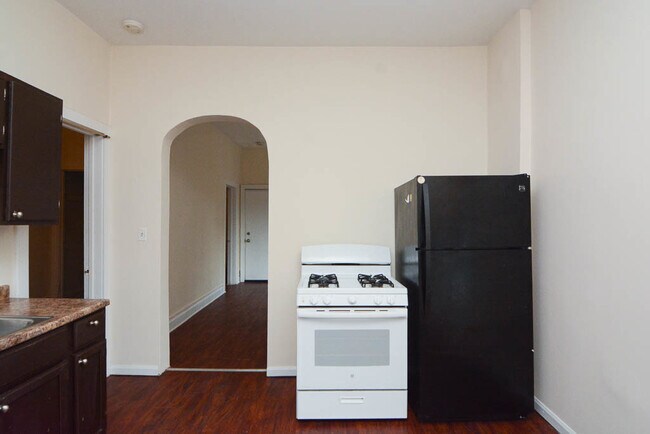 Building Photo - 1228 N Maplewood Ave
