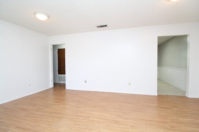 Foto del edificio - 2BD/1BA Duplex in NE Pensacola – Fenced Ya...