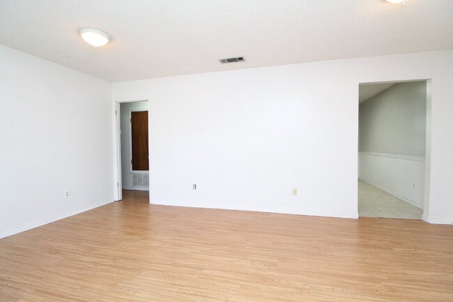 Building Photo - 2BD/1BA Duplex in NE Pensacola – Fenced Ya...