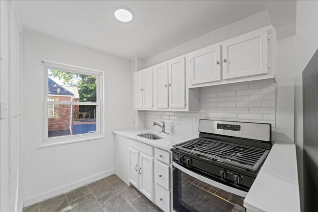 Foto del edificio - 3847-3849 Beechwood Blvd