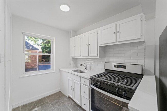 Building Photo - 3847-3849 Beechwood Blvd