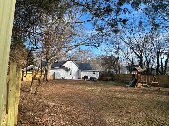 Foto del edificio - 904 E Main St