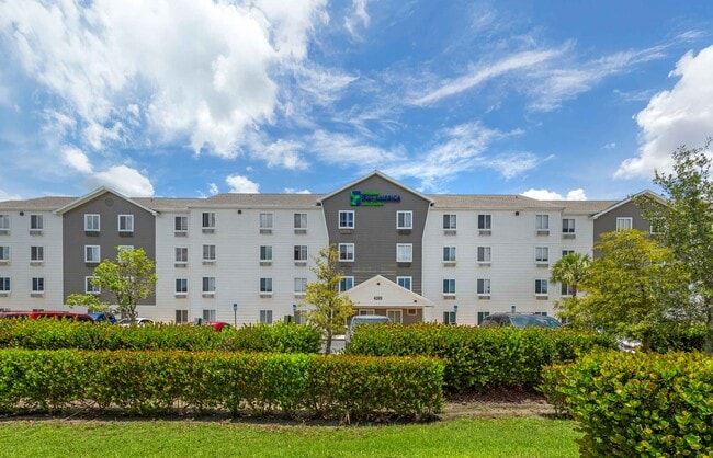Building Photo - Furnished Studio-Fort Myers