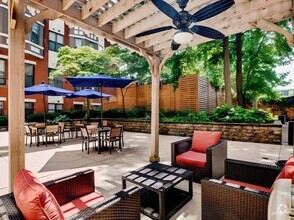 Building Photo - Carriage House