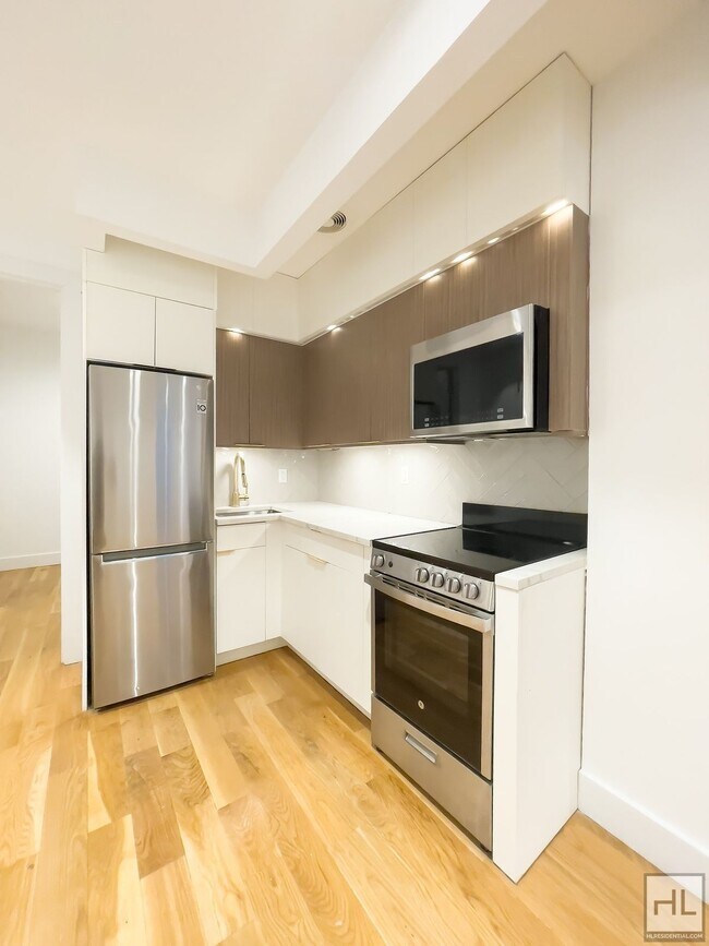 Foto del edificio - EAST 96 STREET / Renovated 3-Bed 1.5 Bath ...