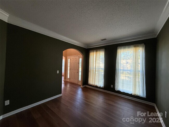 Building Photo - 111 Foxtail Dr