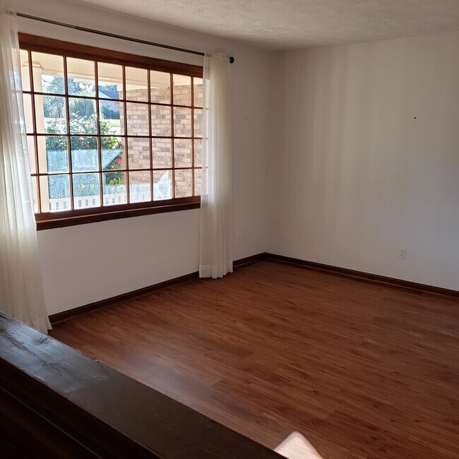Building Photo - 1418 Alpine Dr