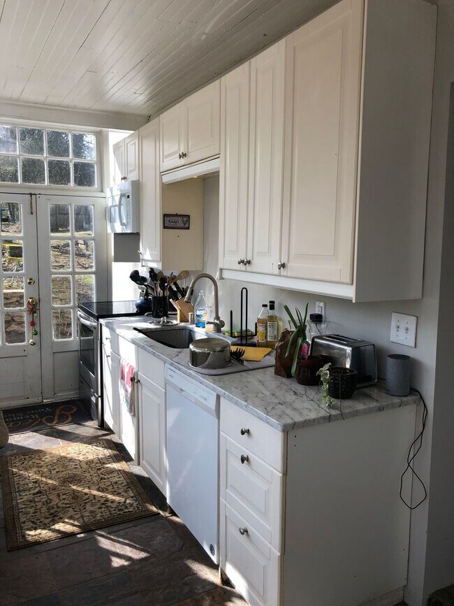 Foto del edificio - Updated 4 Bed / 2 Bath - Quiet Location, P...