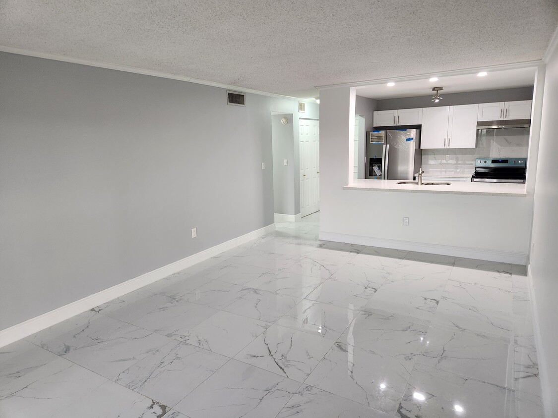 Foto principal - 9455 W Flagler St