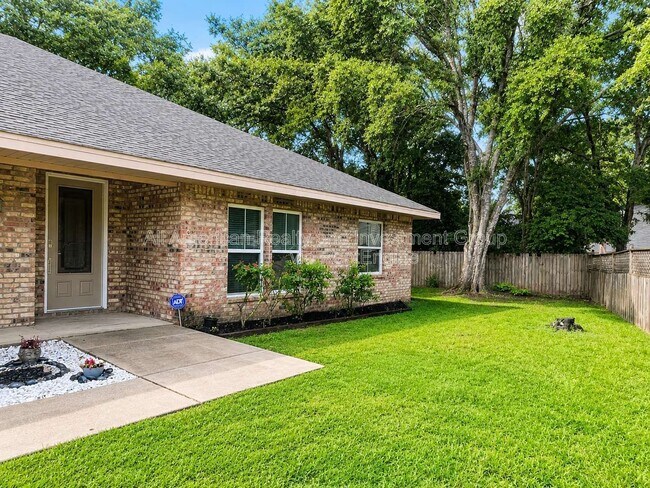 Foto del edificio - 598 Emerald Ln