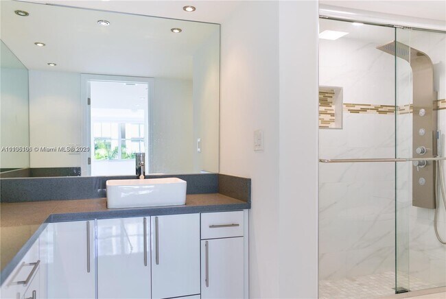 Building Photo - 6039 Collins Ave