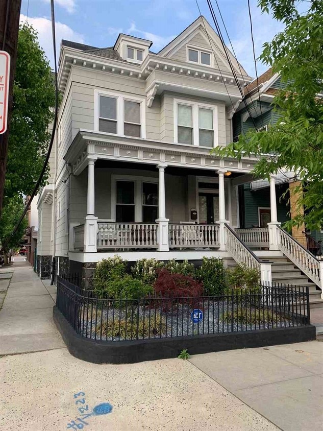 Primary Photo - 140 Shippen St