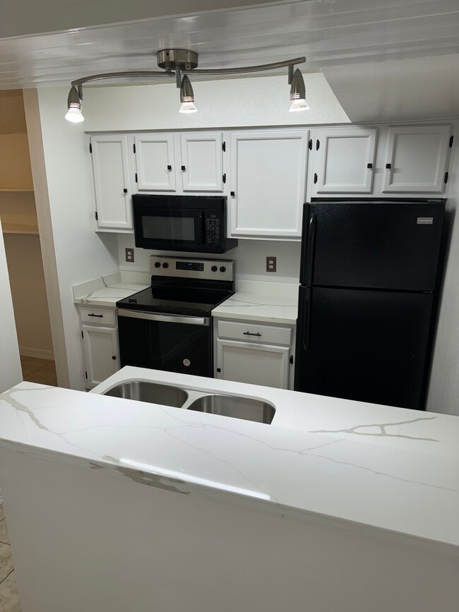 Building Photo - 17401 Red Oak Dr