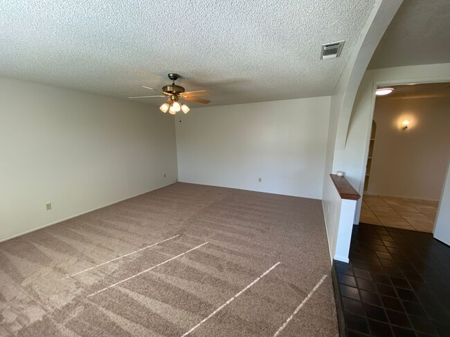 Building Photo - Spacious Home in a Court