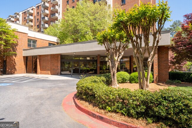 Foto del edificio - 300 Johnson Ferry Rd