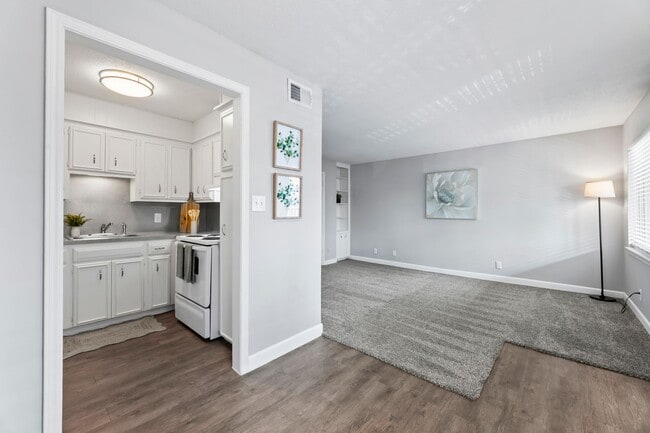 Building Photo - Beautiful 1 Bedroom in Brookside Area!