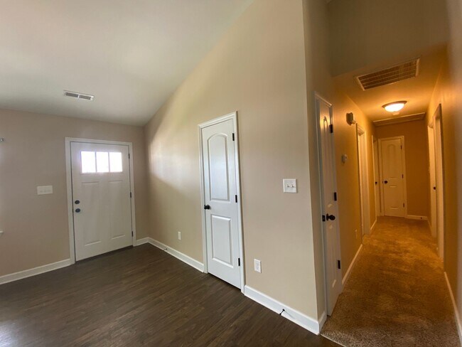 Building Photo - Beautiful 3 Bedroom, 2bath home in the Bri...