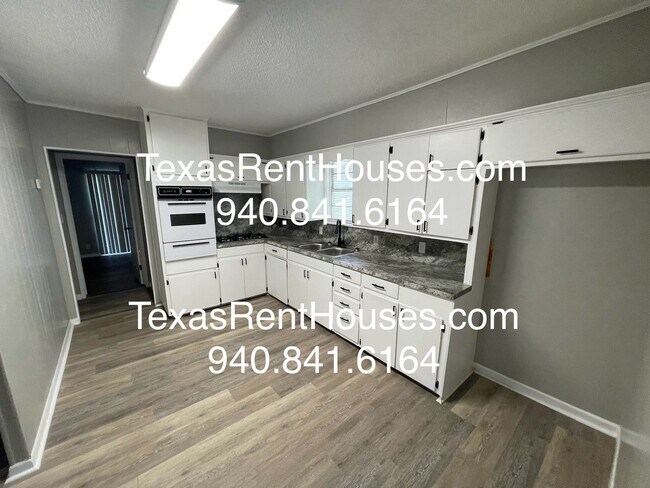 Building Photo - Cute and Cozy Home Near Downtown Burk