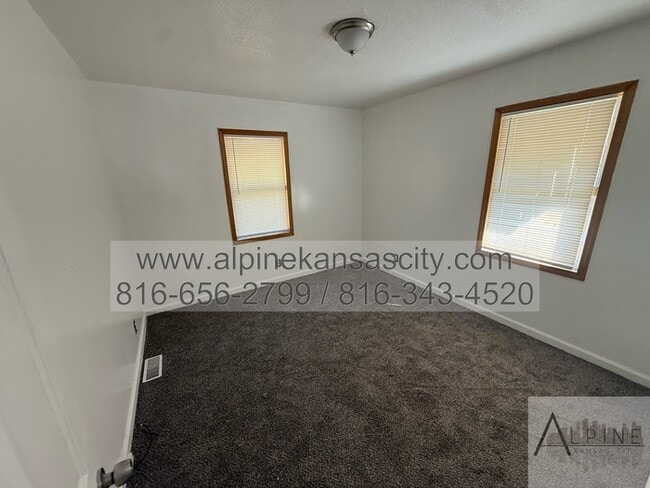 Building Photo - Super Affordable HOUSE In Center School Di...