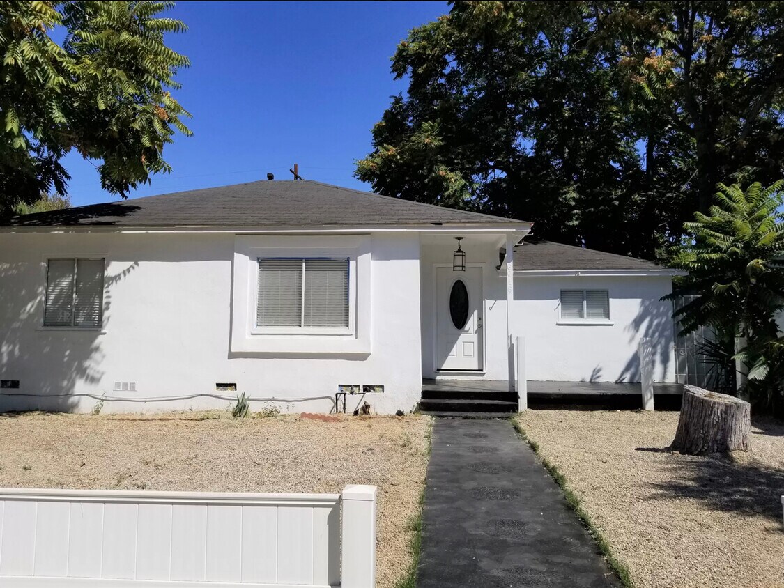 Primary Photo - 6016 Lindley Ave